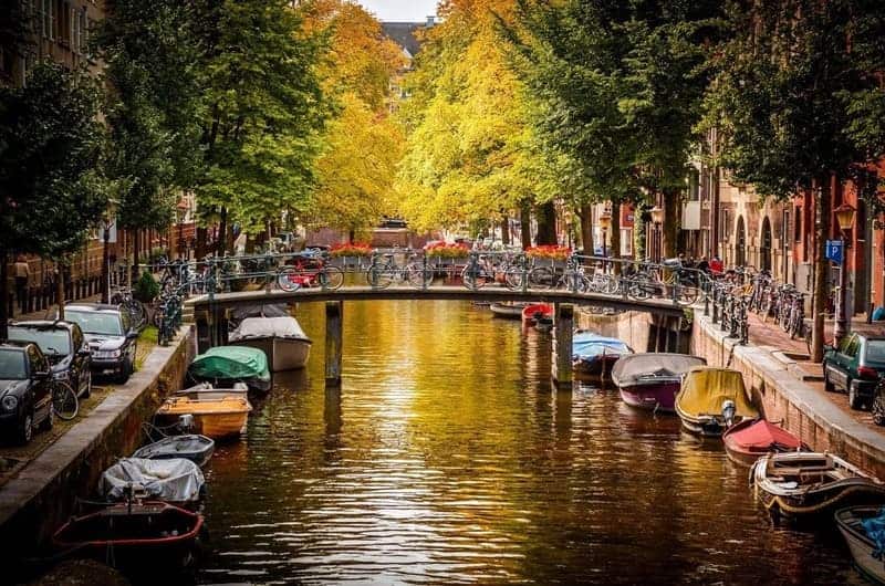 Амстердам носит титул «Северной Венеции»